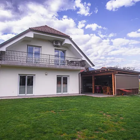 Apartman House Nizka & *